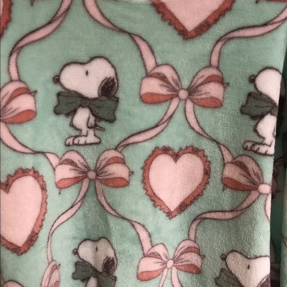 VALENTINE SNOOPY WOMEN’S SWEATHSHIRT - Picture 2 of 6